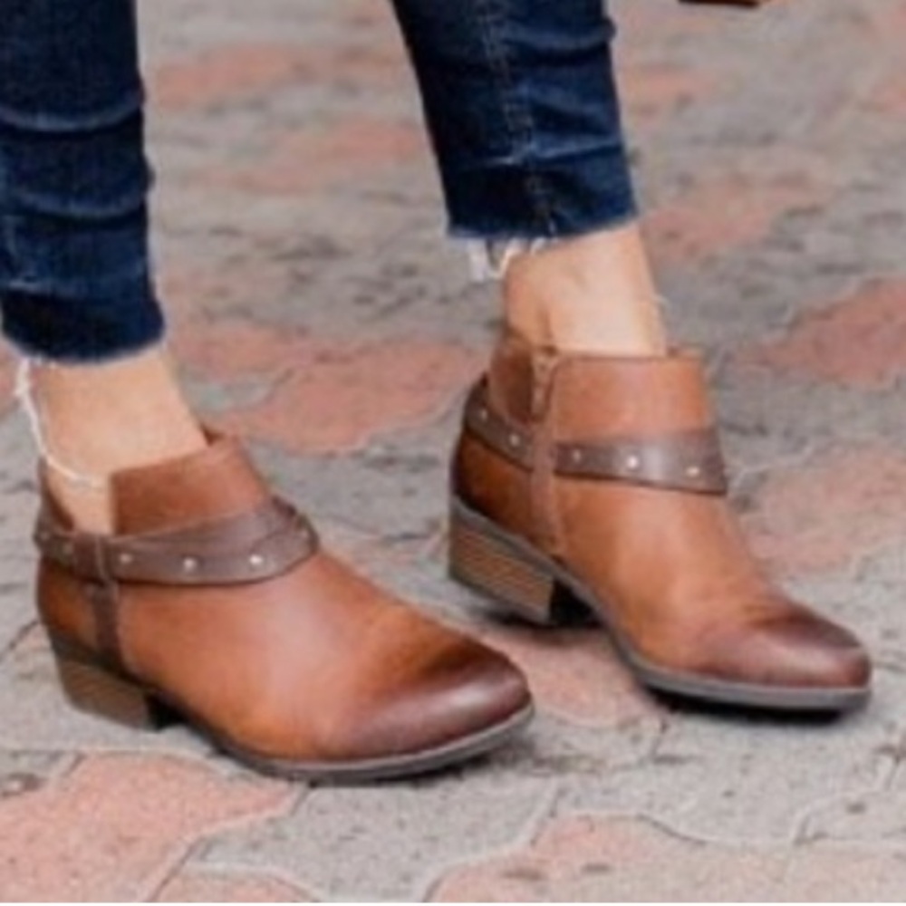 Clarks Addiy Zoie studded western ankle boots in Brown Leather size 8